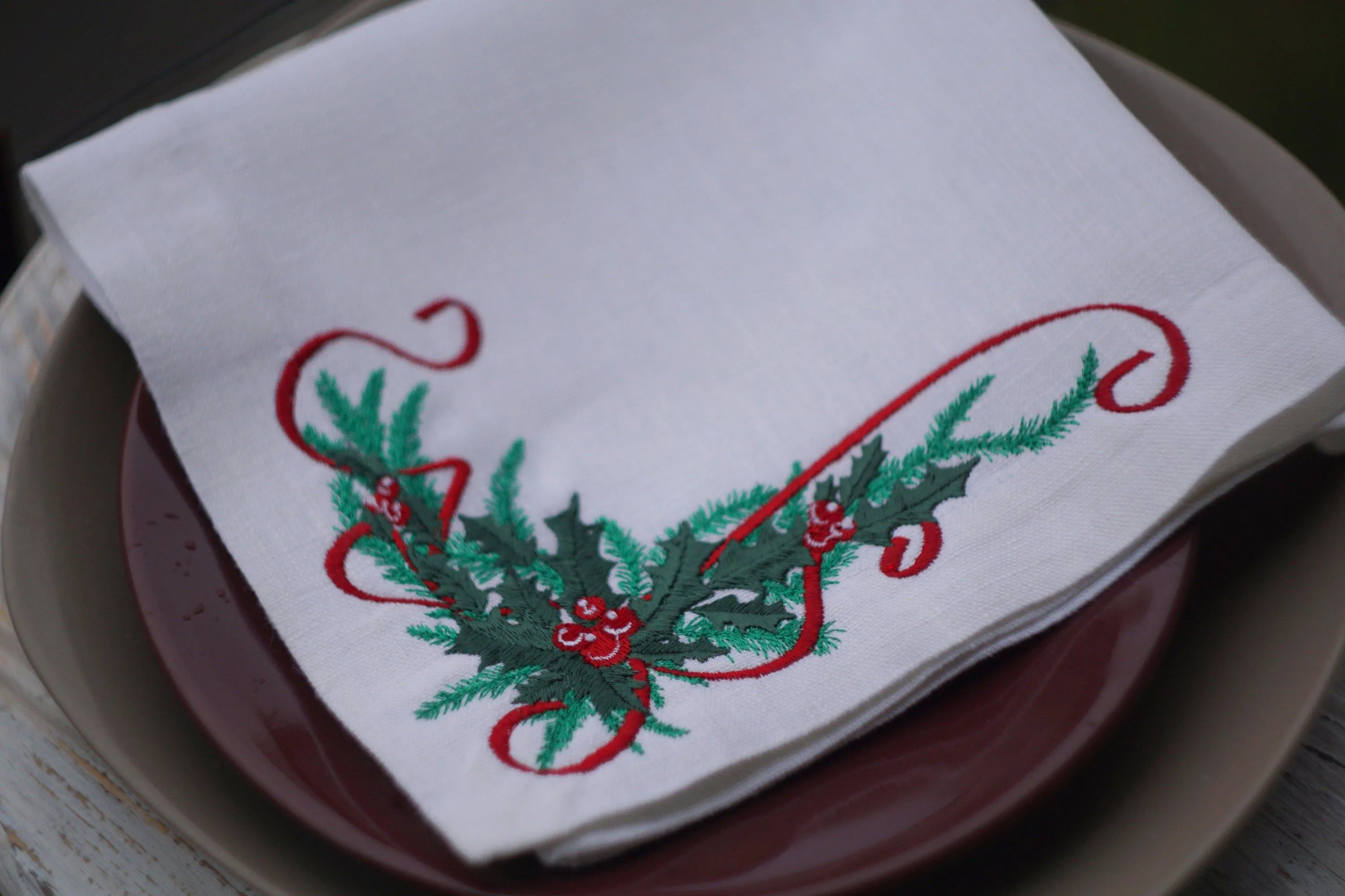 #043 | Christmas embroidery with spruce branches and red berries | Linen napkins