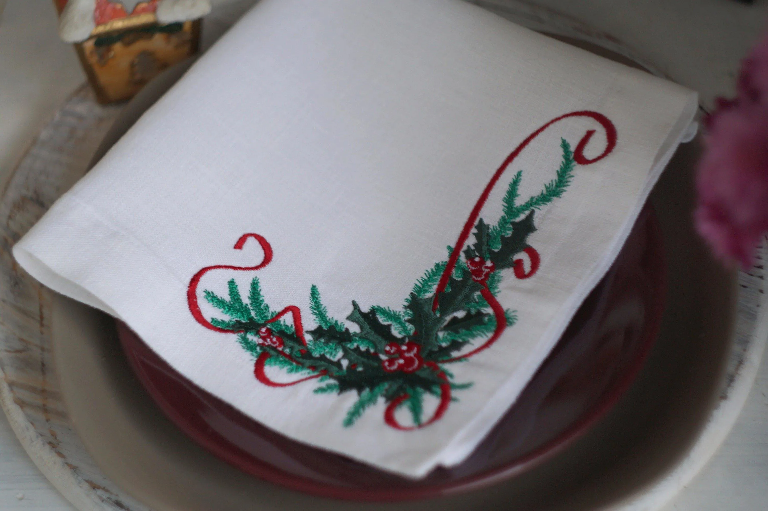 #043 | Christmas embroidery with spruce branches and red berries | Linen napkins