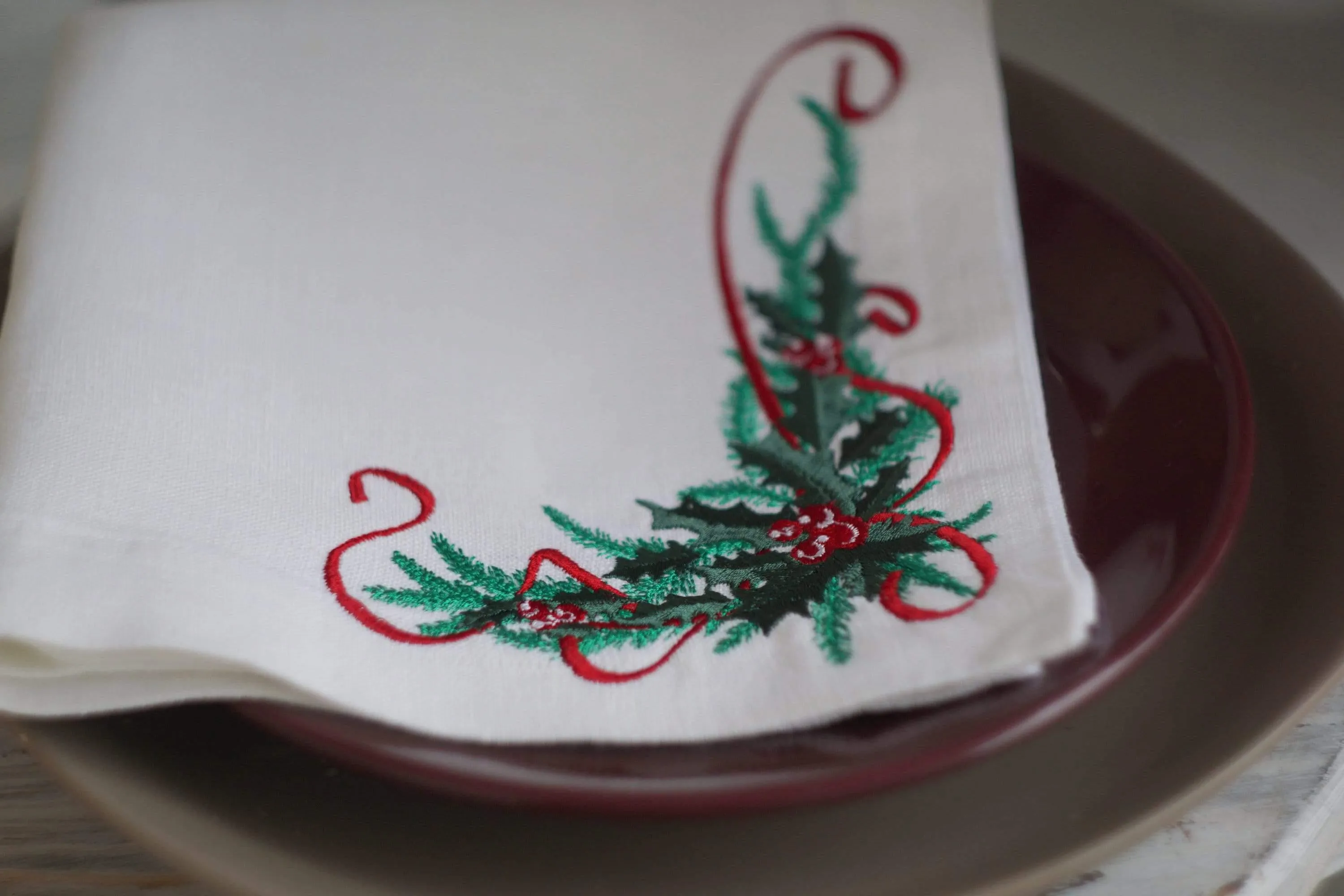 #043 | Christmas embroidery with spruce branches and red berries | Linen napkins