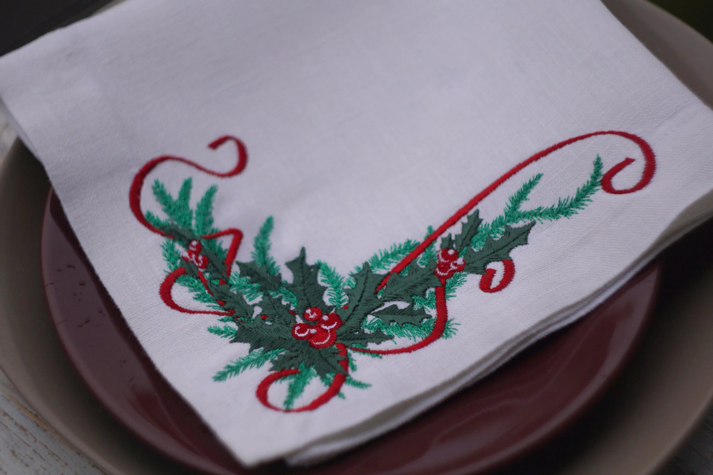 #043 | Christmas embroidery with spruce branches and red berries | Linen napkins