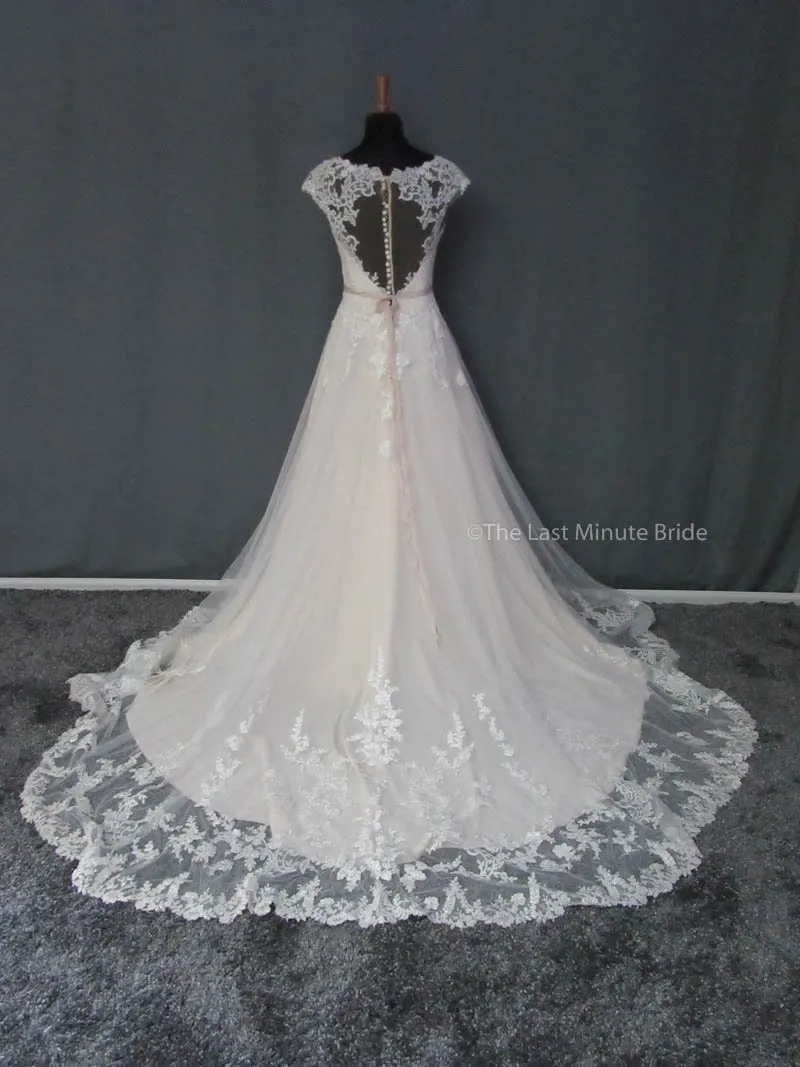 Essense of Australia D1999 size 12