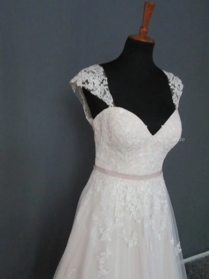 Essense of Australia D1999 size 12