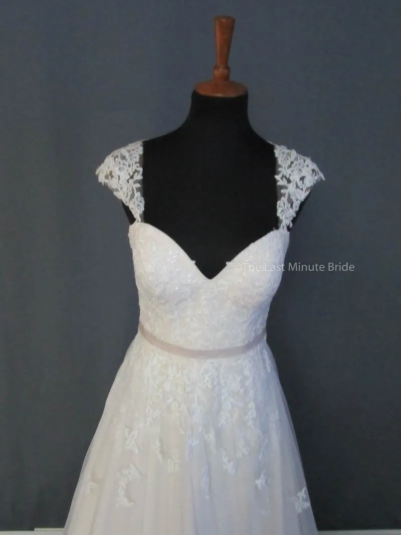 Essense of Australia D1999 size 12