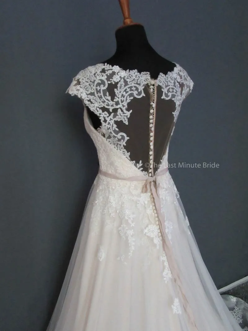 Essense of Australia D1999 size 12