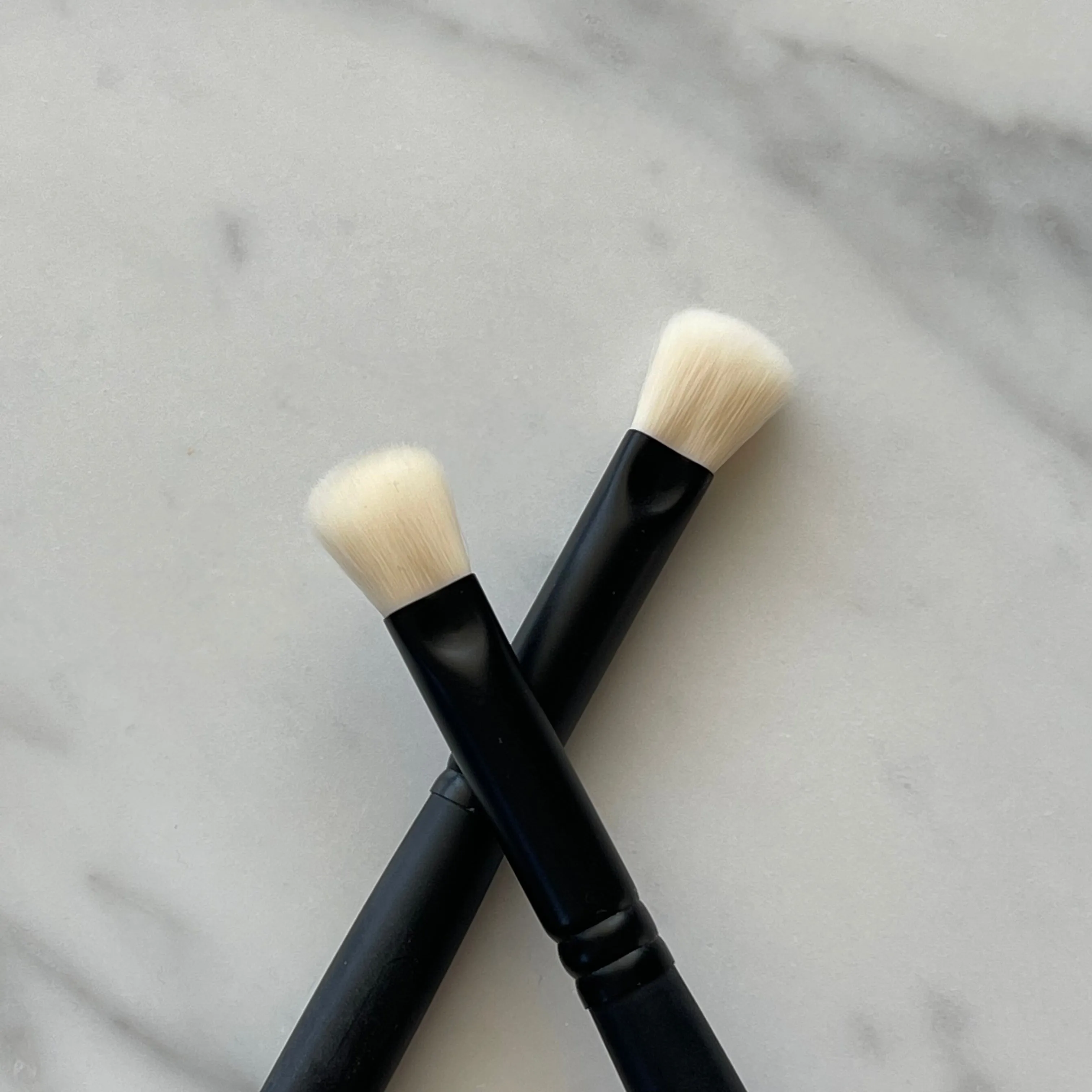 HD White Shadow Angle Fluff Brush