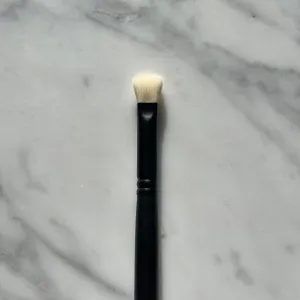 HD White Shadow Angle Fluff Brush