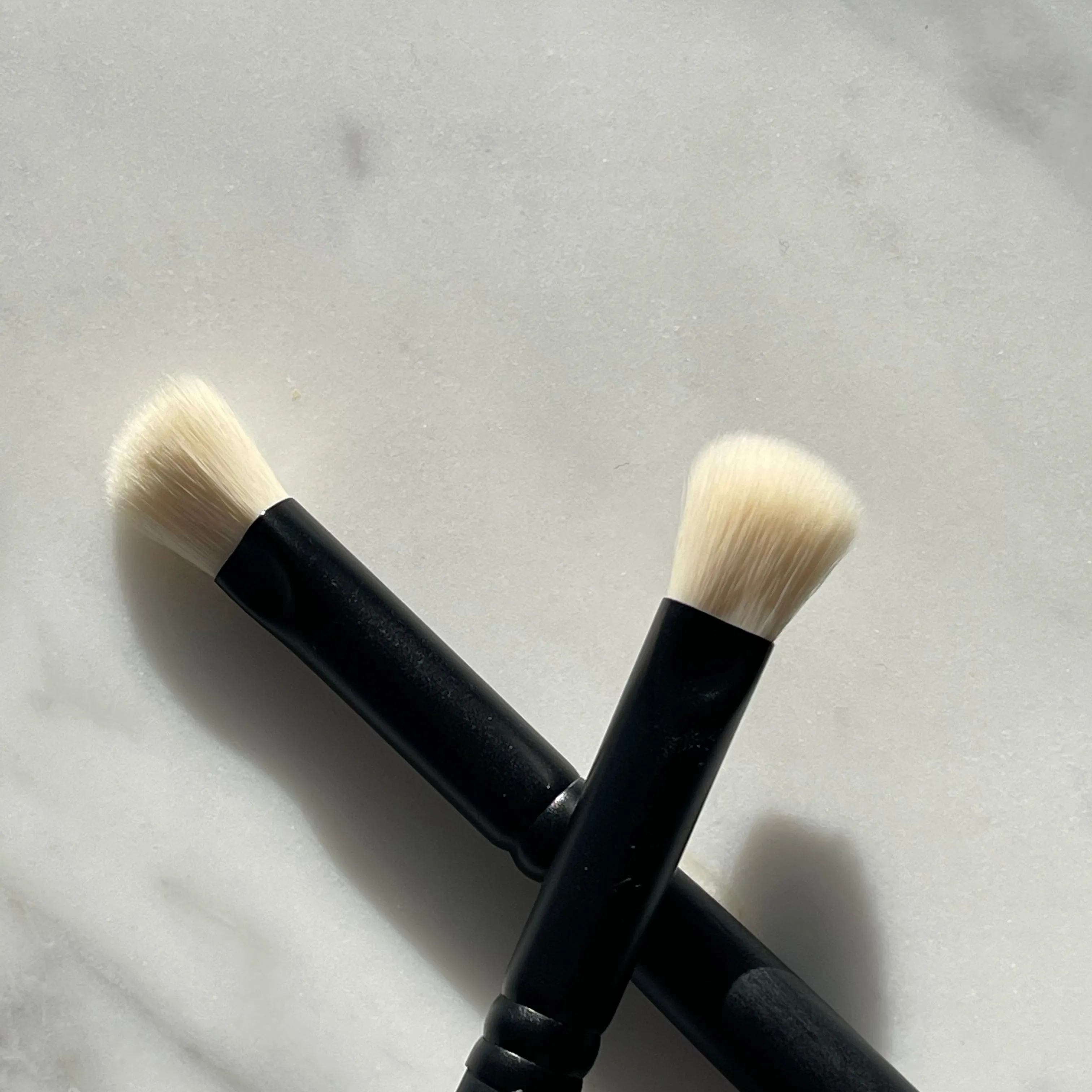 HD White Shadow Angle Fluff Brush