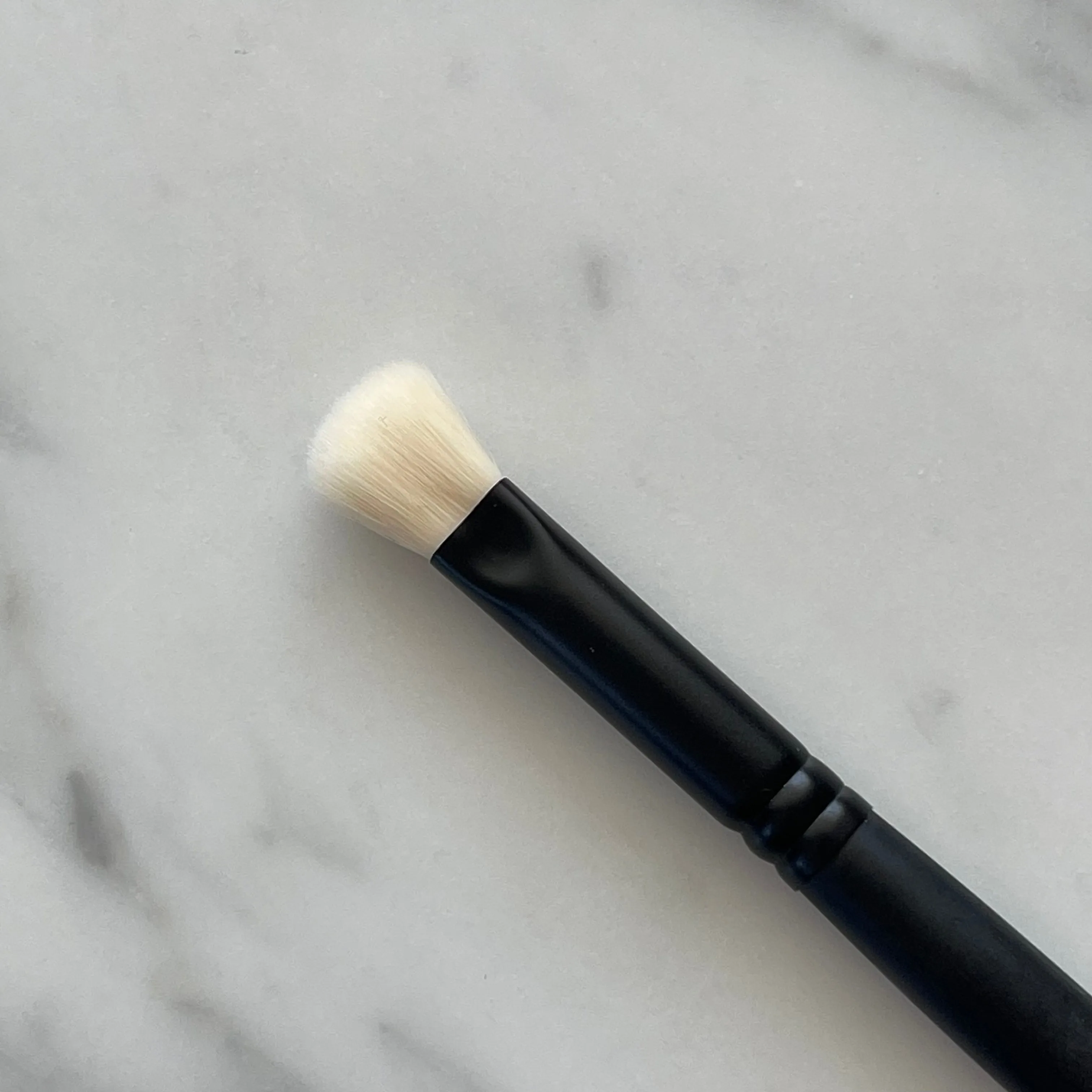 HD White Shadow Angle Fluff Brush
