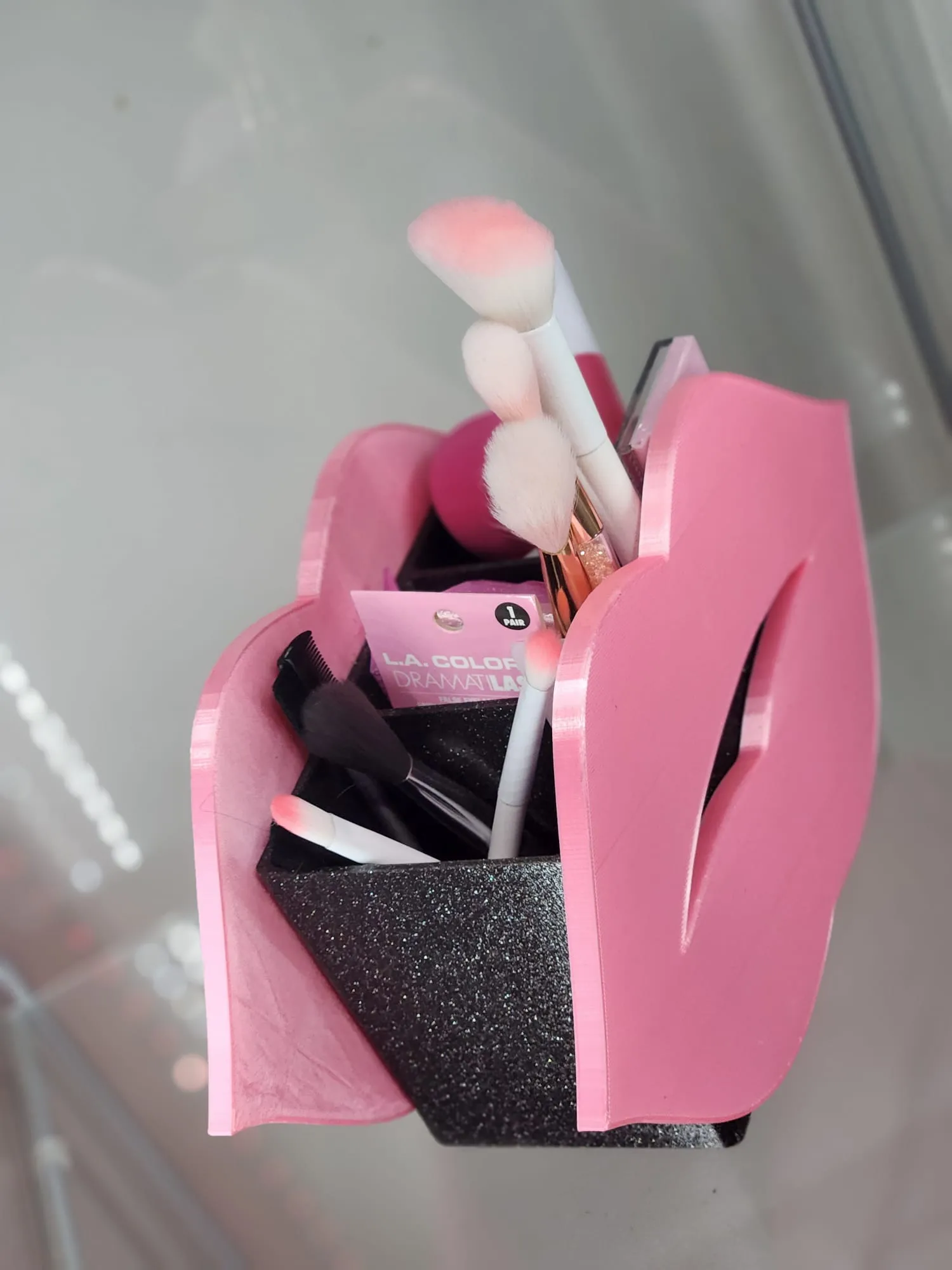Kiss Lips 3D-Printed Makeup Brush Holder – Perfect for Vanity & Beauty Organization