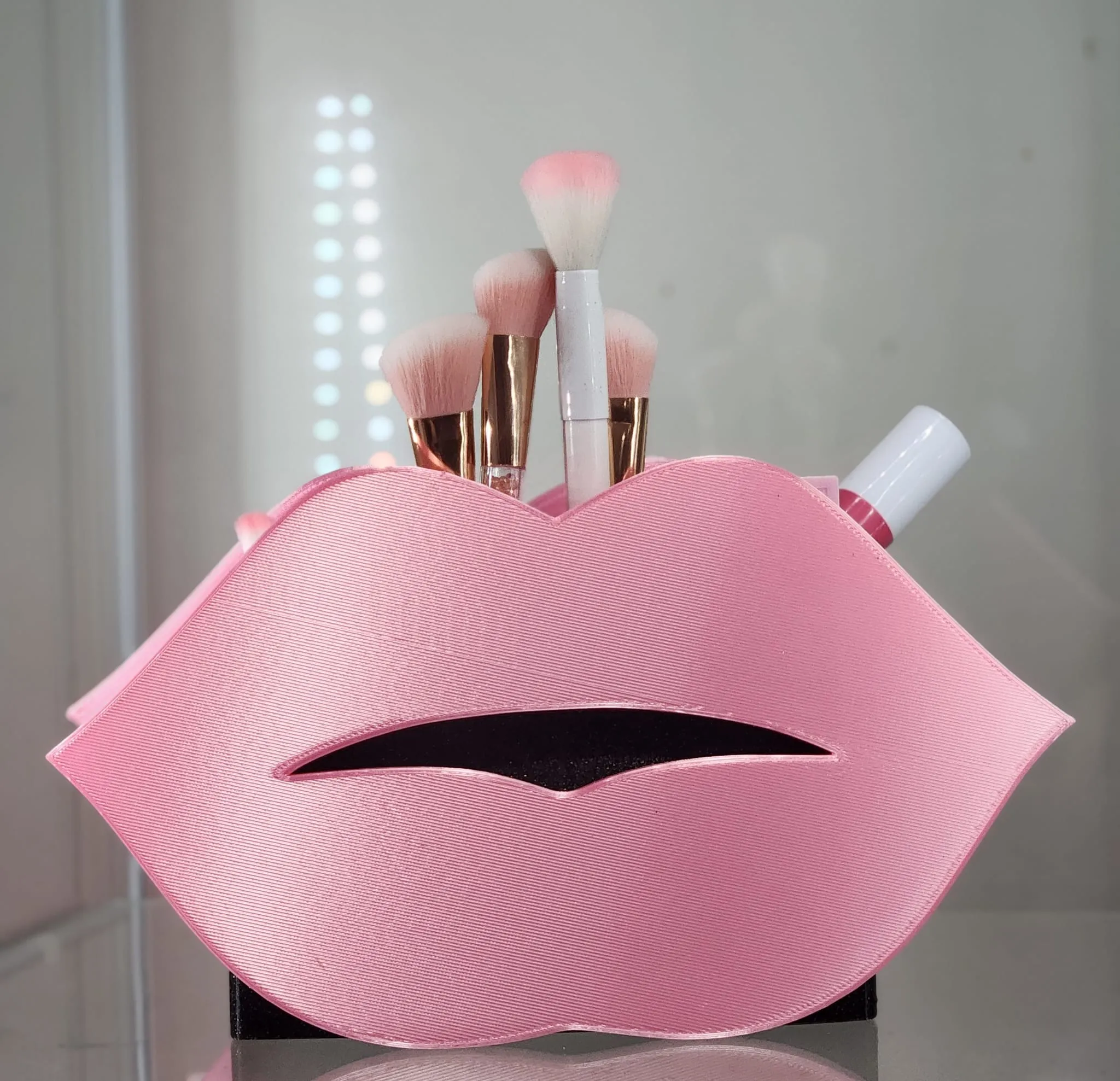 Kiss Lips 3D-Printed Makeup Brush Holder – Perfect for Vanity & Beauty Organization