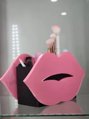 Kiss Lips 3D-Printed Makeup Brush Holder – Perfect for Vanity & Beauty Organization
