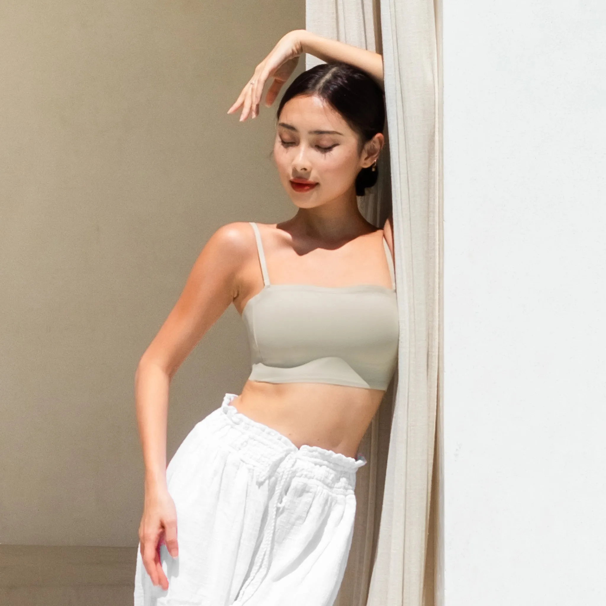 Minimalist Ultra-Smooth Concealer! Lightly-Lined Seamless Strapless Wireless Bra in Soy Latte