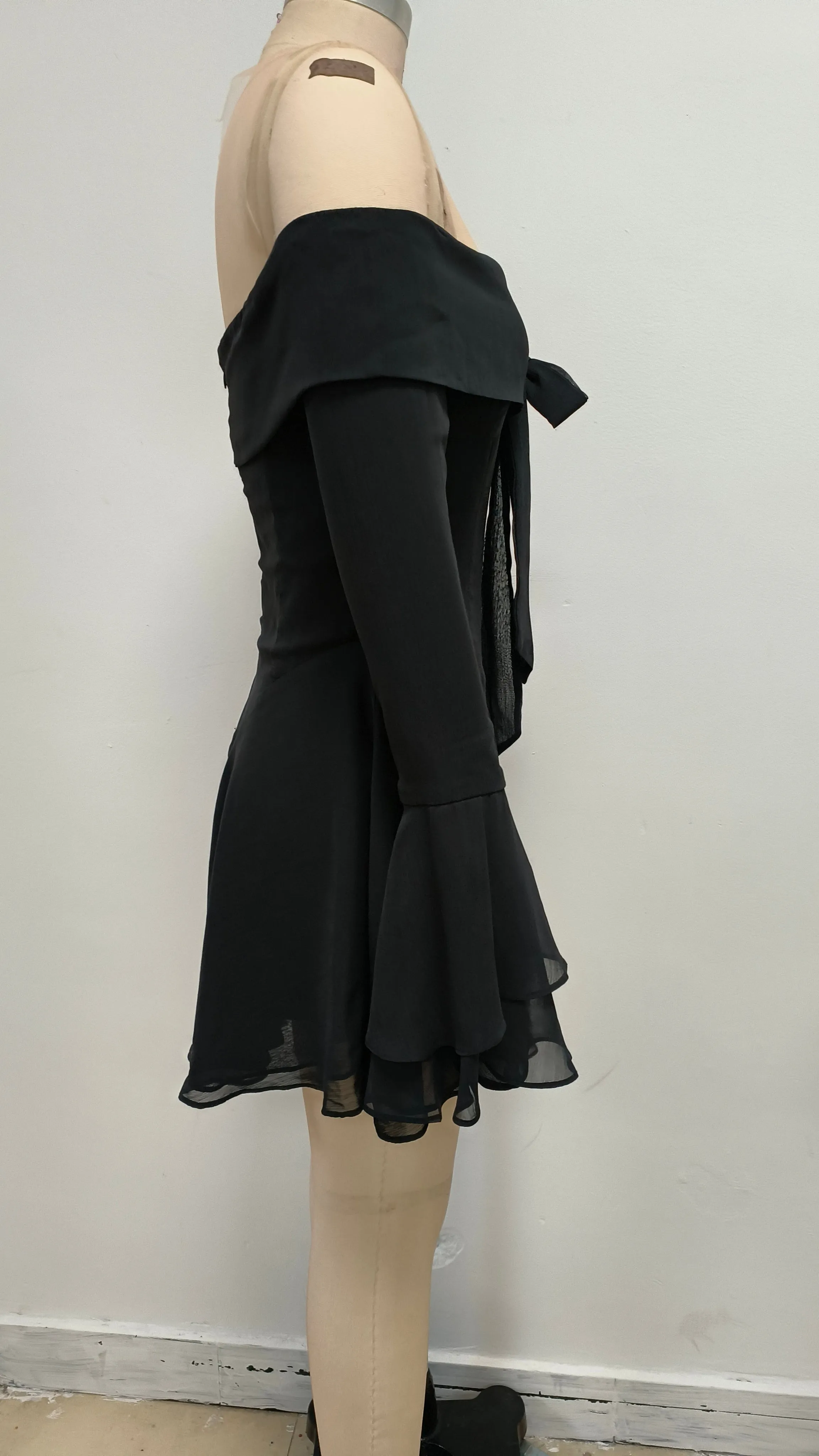 Off-shoulder tie long-sleeved mini dress black